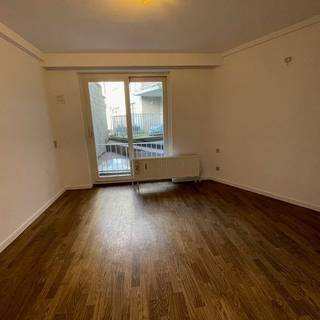 Verhuurd opbrengsteigendom in de nabijheid van alle winkels en het station.<br />Omvat : inkomhal, keuken, vestiaire,living, toilet, twee slaapkamers en terras<br /><br />Voor meer info bel Sophie op 050 41 41 30