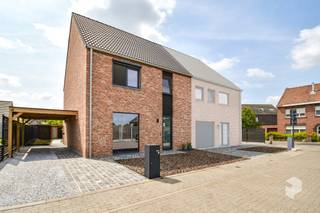 Deze recente halfvrijstaande woning (bouwjaar 2023) met 3 slaapkamers is rustig gelegen in een doodlopende straat en kindvriendelijke wijk.<br />INDELING: Via de inkomhal met vestiaire en gastentoilet betreedt u de ruime en lichtrijke leefruimte, bestaande uit een gezellige zit- en eetplaats met directe toegang tot het terras en de aangelegde tuin. Aansluitend bevindt zich de open keuken, uitgerust met alle hedendaagse comfort, met daarnaast een praktische berging/wasplaats.<br />Op de eerste verdieping vindt u drie volwaardige slaapkamers en een ruime badkamer, ingericht met een dubbele wastafel, ligbad en inloopdouche.<br />De tweede verdieping beschikt over een ruime zolder, bereikbaar via een vlizotrap, die tal van mogelijkheden biedt als bergruimte. Er is mogelijkheid tot het creëren van een ruime slaapkamer met berging en kruipzolder.<br />Vooraan de woning is er plaats voor meerdere wagens dankzij de carport en de ruime oprit. Achteraan geniet u van een mooi aangelegde tuin met een zonnig terras, ideaal om in alle rust te ontspannen. Bovendien beschikt de tuin over een praktische tuinberging. Sted. inl. in aanvraag.<br /><br /><strong>EXTRA INFORMATIE:</strong><br />•    10 zonnepanelen (4420 Wp) met thuisbatterij en hybride omvormer<br />•    Vloerverwarming op de volledige benedenverdieping<br />•    Screens en rolluiken op zonnenergie<br />•    Ventilatiesysteem D<br />•    Regenwaterput 7.500l<br /><br />RICHTRIJS - 528.000 EUR - De vermelde prijs is een richtprijs: ieder bod wordt voorgelegd aan de eigenaars, die al dan niet kunnen ingaan op het voorstel.<br /><br /><strong>BEZOEKOMENT ZATERDAG 01/08 VAN 10.30U TOT 12U |<br />BEZOEKOMENT WOENSDAG 05/08 VAN 16U TOT 18U |<br /><u>Reserveer</u> tijdig uw afspraak!</strong> Via 050 550 750 of info@perspectiefvastgoed.be<br /> 