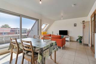Ontdek dit kwalitatief afgewerkt dakappartement op de 3e verdieping langs de Gistelse Steenweg. Dit appartement beschikt over 2 ruime slaapkamers, een lichtrijke woonruimte en een zuidgericht terras. Mogelijkheid tot aankoop van ondergrondse privatieve autostandplaats voor € 15.000.<br /><br />Met een bewoonbare oppervlakte van circa 87m² geniet dit appartement van een centrale, doch rustige ligging in Sint-Andries (Brugge). Een bushalte bevindt zich vlak voor de deur. Ook winkels, warenhuizen, scholen en sportcentra zijn vlot bereikbaar. Dankzij de nabijheid van belangrijke verbindingswegen is er een vlotte verbinding richting Brugge, E403 en E40. Het appartement is momenteel verhuurd.<br /><br />Indeling: 3e verdieping (circa 87m²) bereikbaar via lift:<br /><br />- Inkomhal van 8m² met apart gastentoilet;<br />- Lichtrijke woonkamer van 34m² met volledig uitgerust leefkeuken;<br />- Zuidgericht terras (toegankelijk via schuifraam uit de woonkamer);<br />- Berging van 5m² met aansluiting voor wasmachine en CV-installatie;<br />- Twee ruime slaapkamers van 10m² en 11m²;<br />- Badkamer voorzien van bad met douchemogelijkheid en lavabo.<br /><br />Extra troeven:<br /><br />- Zuidgericht terras;<br />- Privatieve kelderberging;<br />- Mogelijkheid tot aankoop van ondergrondse privatieve autostandplaats voor € 15.000;<br />- Centrale ligging nabij centrum Sint-Andries en Brugge;<br />- EPC: label B (136). <br />- Lift aanwezig<br /><br />De algemene voorwaarden van Dewaele DIY kunt u steeds raadplegen via dewaele.com.<br /><br />Bestuursmaatregelen in het maatregelenregister: nee