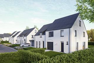 <p>6% BTW (mogelijk) - hoogwaardig afgewerkte woningen, gelegen in een rustige, doodlopende straat omringd door landelijk groen.</p>
<p><strong><b>Slim, energiezuinig en stijlvol wonen</b></strong><br />De woningen zijn ontworpen met het oog op efficiënt energiegebruik en bieden een rustige woonomgeving. Er is een divers aanbod van woningen met extra’s zoals carport, garage, en zowel moderne als landelijke stijlen.</p>
<p><strong><u><b>Elke woning</b></u></strong> beschikt over een inkomhal met gastentoilet, een ruime leefruimte met open keuken, een berging/wasplaats, minimaal drie slaapkamers en een badkamer met inloopdouche en ruimte voor een ligbad.</p>
<p><strong><u><b>Type Halfopen Landelijke Woning:</b></u></strong><br />Deze woning heeft twee bouwlagen en een zolder onder het hellend dak. De zolder kan dienen als berging OF bij de woningen op de percelen 2a, 2b, 3a, 3b, 9, 11, 16 = als extra slaapkamers + leidingen aanwezig voor een extra badkamer.</p>
<p><strong><u><b>Type Open Landelijke Woning:</b></u></strong><br />Deze woningen zijn eveneens verdeeld over twee bouwlagen en beschikken over een zolder onder het hellend dak. Ze zijn voorzien van een inpandige garage en hebben een charmante uitstraling, met een deurluifel op de voorgevel.</p>
<p><strong><b>Afwerkingsgraad van de woningen:</b></strong></p>
<ul>
<li>Mooi budget voor vloeren, keuken &amp; sanitair</li>
<li>Duurdere gevelstenen en dakpannen van Wienerberger.</li>
<li>Vloerverwarming op zowel het gelijkvloers als op de eerste verdieping, met zonering per kamer en afzonderlijke thermostaten.</li>
<li>Hoogwaardige binnenschrijnwerk, zoals volkern deuren en stalen inkomdeur.</li>
<li>Een regenwaterput van 10.000 liter in elke woning.</li>
<li>Voorzieningen voor een laadpunt voor elektrische voertuigen.</li>
<li>Geluidsarme regenwaterpomp in de put.</li>
<li>Tuin omheining voorzien met betonplaat onderaan.</li>
<li>4 zonnepanelen per woning, standaard voorzien met een zwaardere omvormer.</li>
</ul>
<p><strong><b>AA-Locatie:</b></strong><br />De verkaveling ligt in een rustige, doodlopende straat omringd door landelijk groen. Dit maakt het een ideale plek om tot rust te komen en biedt volop ruimte voor kinderen om buiten te spelen. Een kleine waterpartij (wadi) vangt het regenwater op en biedt een leuke plek voor buurtbewoners om elkaar te ontmoeten.</p>
<p>Wil je meer informatie over deze duurzame en fantastische verkaveling? Neem gerust contact op!<br />Info@yess-vastgoed.be / 050 33 59 03</p>