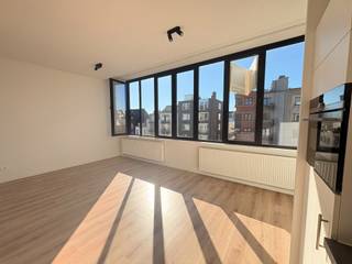 <p>Quares - Group TREVI presenteert :<br />Midden in het bruisende hart van Antwerpen, aan de gezellige Oudevaartplaats, bevindt zich dit modern 1-slaapkamerappartement op de vierde verdieping van een kleinschalig gebouw. Hier woont u op wandelafstand van talrijke winkels, restaurants, cafés en de wekelijkse markt die de buurt extra sfeer geeft.</p>
<p>Via een kleine inkomhal komt u binnen in het appartement, waar de vele raampartijen zorgen voor een aangename en natuurlijke lichtinval. De leefruimte sluit aan op een volledig uitgeruste keuken met vaatwasser, koelkast, diepvries en combi-oven, waardoor u over alle comfort beschikt.</p>
<p>De badkamer is voorzien van een douche en een aansluiting voor een wasmachine. Dankzij de grote raampartij geniet deze ruimte van veel daglicht en heeft u rechtstreeks toegang tot een klein, gezellig terrasje waar het heerlijk vertoeven is. De aparte slaapkamer maakt het appartement compleet.</p>
<p>Dit appartement is de ideale uitvalsbasis voor wie op zoek is naar een gezellige woonplek op een levendige locatie in het stadscentrum. Het appartement bevindt zich op de vierde verdieping en het gebouw beschikt niet over een lift.<br /><br />Vaste gemeenschappelijke kosten: €25/maand</p>
<p>Interesse? Contacteer ons voor een bezoek ter plaatse.</p>
