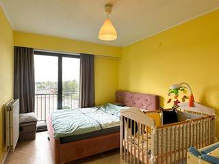 Dit proper en instapklaar appartement beschikt over een gunstig EPC, een conforme elektrische keuring en is volledig asbestvrij.<br />De ligging is ideaal: vlot bereikbaar en op korte afstand van winkels, scholen, openbaar vervoer en belangrijke invalswegen.<br />Gelegen op de zesde verdieping geniet u van een mooi, open uitzicht, bovendien is het appartement vlot te bereiken via de lift.<br /><br />Indeling:<br />Ruime inkomhal met apart toilet, lichtrijke leefruimte, ingerichte keuken met terras, geïnstalleerde badkamer met lavabomeubel, ligbad, en aansluiting voor wasmachine, twee ruime slaapkamers (16m² en 12m²) waarvan 1 toegang tot het terras.<br /><br />Ondergrondse autostaanplaats (P9) en kelderberging (K22) verplicht aan te kopen aan 7.500 euro.<br /><br />Ook ideaal als investering, want het pand is momenteel verhuurd.<br /><br />Troeven:<br />+ Centrale ligging, doch rustig gelegen<br />+ Energiezuinig dankzij B label<br />+ Elektriciteit conform<br />+ Volledig asbestvrij<br /><br />Interesse of graag een rondleiding? Neem gerust contact op via 03/775.44.10 of info@immo-jet.be.