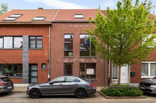 Ideaal gelegen energiezuinige eengezinswoning met drie slaapkamers, bureau en compacte onderhoudsvriendelijke tuin, dichtbij het centrum van Ekeren, het Veltwijckpark, International School en Antwerpen. De woning wordt volledig afgewerkt met kwalitatieve materialen en ruime budgetten voor vloeren, sanitair en keuken.<br /><br />Deze onderhoudsarme nieuwbouwwoning omvat drie niveaus onder schuin dak. <br />Het project heeft een stijlvolle en moderne architectuur, met veel aandacht voor licht en lucht en kent volgende optimale indeling :<br />Gelijkvloers met o.a. inkomhal, toilet, (fietsen)berging en een ruime leefruimte met zithoek, doorgroeiruimte en keuken met eethoek die toegang biedt tot het terras en buitenruimte.<br />De eerste verdieping omvat de nachthal, bureelruimte, hoofdslaapkamer en goed uitgeruste badkamer. <br />Op de tweede verdieping vinden we nog de technische berging en twee slaapkamers<br /><br />Totaalprijs inclusief btw en registratierechten komt op € 526.280,00<br /><br />Contacteer NEON VASTGOED voor meer info of een bezoek ter plaatse.