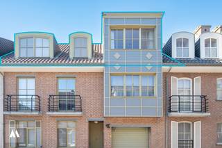<strong>Appartement met twee slaapkamers op de tweede verdieping in Brecht</strong><br />Op zoek naar een appartement in het centrum van Brecht? Dan is dit 2-slaapkamerappartement in de Hendrik Schoofsstraat misschien wel wat u zoekt. <br /><br />Gelegen in het centrum van Brecht, op wandelafstand van alle voorzieningen en het openbaar vervoer. Dankzij de nabijheid van het op- en afrittencomplex 'Brecht' en het treinstation 'Noorderkempen' geniet u van een vlotte verbinding naar Antwerpen en Breda. <br /><br /><strong>Indeling<br /></strong>Het appartement uit 2005 bevindt zich op de tweede verdieping en heeft een bewoonbare oppervlakte van 74 m² (cfr. EPF). Het appartement is bereikbaar met de trap of met de lift. U komt binnen in het appartement via de inkomhal die toegang geeft tot de woonkamer met open keuken en aansluitende berging. Hiernaast vindt u twee slaapkamers (12 m²) en een badkamer met inloopdouche. Op het ruime, westgerichte terras geniet u nog volop van de avondzon.<br /><br /><strong>Troeven</strong><br /><span>✓ Centrale ligging<br />✓ Twee volwaardige slaapkamers<br />✓ Groot terras (43 m²)<br />✓ Energiezuinig appartement (EPC-label C)<br /><br /></span>Klinkt dit als het perfecte appartement voor u? Contacteer <strong>Aertsen Makelaars</strong> vandaag nog!