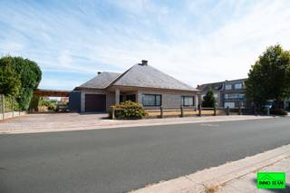 +++ Liedekerke -Velodroomstraat 230 +++<br />Gelegen in een rustige residentiële woonwijk, biedt Vastgoedkantoor Immo-Team u deze ruime, solide, te renoveren 4-gevelwoning aan.<br />Via de inkomhal met apart toilet, komt u binnen in de ruime lichtrijke leefruimte met zicht naar straatzijde, zijtuin en terras. Het gelijkvloers omvat daarnaast nog een keuken, badkamer met ligbad en 3 slaapkamers. De zolder is bereikbaar via een vaste trap in de garage, is uitgevoerd met betonvloeren en uitbreidbaar met extra kamers of polyvalante ruimte.<br />De oprit biedt parkeerplaats aan meerdere wagens.<br />Alle info op kantoor. Aarzel niet ons te contacteren via info@immoteam.be of 0478/059 069