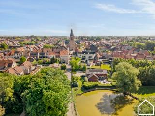 Deze ruime gelijkvloerse nieuwbouwappartement biedt een grote lichtrijke leefruimte met een uitgeruste keuken, 2 SLPKS, bureauruimte en zongerichte terras<br /><br />APPARTEMENT TE KOOP ONDER * 2% REGISTRATIERECHTEN <br /><br />ONTDEK ONZE VASTGOEDVIDEO; https://youtube.com/embed/acObu4bpldQ<br /><br />Indeling: <br /><br />GLV:<br />Inkom - lichtrijke leefruimte met een uitgeruste keuken waarbij alle toestellen van SIEMENS zijn - berging - badkamer met dubbel wastafel, ligbad en inloopdouche - toilet - 2de berging en slaapkamers (17,2m² - 14,9m²) - bureauruimte<br /><br /><br />Extra: 5 zonnepanelen per appartement - vloerverwarming - conform aan de normen van 2050 - fietsenberging + vuilnisberging aanwezig per appartement - lift aanwezig - optioneel om een autostaanplaats bij te kopen<br /><br />*indien u aan de voorwaarden voldoet