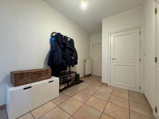 Gelijkvloers appartement te huur met een praktische indeling bestaande uit een inkomhal, lichtrijke woonkamer, keuken, twee slaapkamers en een badkamer. De woning beschikt over een zeer ruime privatieve tuin waar u in alle rust kunt genieten van het buitenleven. Daarnaast is er een garage aanwezig die ideaal kan dienen als opslag- of bergruimte, evenals een private staanplaats voor het gebouw. Dankzij de combinatie van comfortabele woonruimtes, een uitzonderlijk grote tuin en voldoende parkeermogelijkheden biedt dit appartement een aangename woonomgeving voor wie op zoek is naar rust en comfort. Huurprijs: 915 euro + 95 euro gemeenschappelijke kosten. Beschikbaar vanaf 01/09/2026.