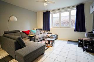 Ruim gelijkvloers appartement met 2 slaapkamers en hoge plafonds (2,84 m) die zorgen voor een heerlijk open gevoel. Moderne leefruimte met open...