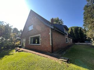 <p><span>Zou u graag leven midden in de seizoenen, 4 jaargetijden zien komen en gaan doorheen alle ramen van uw landhuis?</span><span><br /></span><span>Zou u dit bovendien graag gecombineerd zien met een uitermate rustige doch centrale ligging ?</span><span><br /></span><span>Dan is dit het ideale huis voor u: het alfabet schiet tekort om de schitterende ligging van het eigendom te omschrijven.</span><span><br /></span><span>Gelegen op wandelafstand van de gezellige dorpskern van Lubbeek, ligt deze villa op een prachtig perceel van maar liefst 8376 m² met unieke gevrijwaarde vergezichten... het leent zich tot een permanent vakantiegevoel in eigen land. Onthaasten en genieten van de natuur staan hier immers centraal.<br />Deze karaktervolle villa met een zeer grote bewoonbare oppervlakte van 445 m² omvat op het gelijkvloers een inkomhal met gastentoilet, een riante living van 65 m², een keuken, een bijkeuken en de masterbedroom met en suite de badkamer. </span><span>Op de eerste verdieping bevinden er zich 4 volwaardige slaapkamers en een badkamer.<br />Verder zijn er verschillende functionele zolders aanwezig. Tevens is dit landhuis volledig onderkelderd en voorzien van een ruime inpandige garage van 60 m². Bovendien beschikt deze villa nog over een aparte conciërgewoning met 2 slpks. </span><span><br /></span><span>Mits een aantal verfraaiingswerken uit te voeren kan dit landhuis eenvoudig veranderd worden in een gezellige, hedendaagse thuis! </span><span><br /></span><span>Kortom, een uniek gelegen landhuis en een absolute aanrader voor wie zoekt naar ruimte, licht en groen, met verschillende steden in de zeer nabije omgeving. Een absolute aanrader.</span><span><br /> </span></p><p><span>i</span></p>