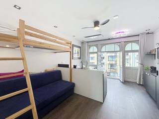 Ontdek dit stijlvol gerenoveerd appartement van 45m² op de 3de verdieping van een kleinschalig gebouw aan de Rogierlaan 20 in Blankenberge – op amper enkele stappen van de zeedijk en het levendige winkelcentrum.Dit appartement werd in 2024 volledig gerenoveerd en is instapklaar. Dankzij de vergunning voor vakantieverhuur is het niet alleen ideaal als eigen vakantieverblijf, maar ook een slimme investering.Troeven van dit appartement:-1 gezellige slaapkamer-Volledig gerenoveerd in 2024-Geïsoleerd dak-Elektrische verwarming met energiezuinige infraroodpanelen-Gebouw volledig conform-Vergund voor vakantieverhuurDe ligging is ronduit fantastisch: binnen enkele minuten wandel je naar het strand, gezellige restaurants, tal van winkels en openbaar vervoer. Hier geniet je ten volle van de zee, de stad en de sfeer van Blankenberge.Wil je graag meer info of een bezoek inplannen?Contacteer de dossierverantwoordelijke Céline Desmet via 0472 18 38 50 of celine.desmet@dewaele.comDeze AI-visualisaties zijn bedoeld als inspiratie. Er werd geen rekening gehouden met technische specificaties, stedenbouwkundige voorschriften of de concrete mogelijkheden tot realisatie.