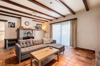 [[ DIT PAND NEEMT DEEL AAN DE ERA OPEN HUIZEN DAG OP 19/9 VAN 16:00 TOT 17:00 ]]
<h1>Woning met twee slaapkamers te koop in rustige omgeving in Waregem</h1>

<p>Deze gezellige en instapklare woning is rustig gelegen in Waregem en biedt een praktische indeling met alle nodige comfort. Dankzij de twee slaapkamers, ruime garage, buitenruimte en extra zolderkamer beschikt de woning over heel wat mogelijkheden. De woning is bovendien voorzien van zonnepanelen en heeft geen renovatieverplichting.</p>

<p><strong>Indeling:</strong></p>

<ul><li><strong>Gelijkvloers:</strong> inkomhal, gezellige leefruimte met berging, keuken met eetplaats en aansluitende wasplaats, badkamer met bad/douche, dubbele lavabo en toilet. Buiten beschikt de woning over een aangename koer, een ruime garage en voldoende parkeergelegenheid voor de woning.</li><li><strong>Eerste verdieping:</strong> twee slaapkamers.</li><li><strong>Tweede verdieping:</strong> praktische zolderkamer, ideaal als extra bergruimte.</li></ul>

<p><strong>Troeven:</strong></p>

<ul><li>
	<p>Instapklare woning</p>
	</li><li>
	<p>Rustige ligging in Waregem</p>
	</li><li>
	<p>Voldoende parkeergelegenheid</p>
	</li><li>
	<p>Zonnepanelen aanwezig</p>
	</li><li>
	<p>Geen renovatieverplichting</p>
	</li></ul>

<p>Wenst u meer informatie of wilt u deze woning graag ter plaatse bekijken? Neem gerust contact op met Sofie via <strong>0474 222 182</strong>.</p>
