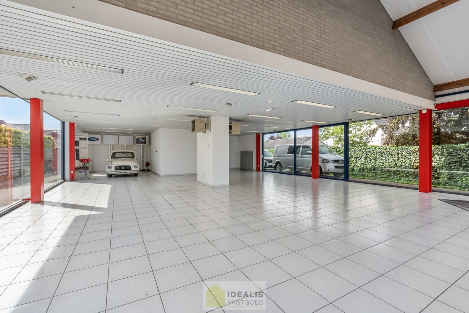 IDEALIS VASTGOED – Handelsruimte/showroom met 2 appartementen gelegen op een perceel van 6a 47ca op een commerciële zichtlocatie op het ‘Lindel’. - foto 5