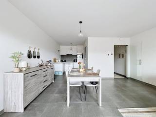LIEU :L'appartement est situé dans le centre d'Aalter, près de la gare. Ici, vous pourrez profiter des autoroutes qu'Aalter a à offrir en direction de Gand et de la côte. Les restaurants, les boutiques et le marché sont accessibles à pied.DISPOSITION :Hall - toilettes séparées - 2 chambres - salle de bain avec double vasque et baignoire avec fonction douche - salon spacieux - cuisine avec tous les appareils - espace de rangement - terrasse de 13 m² - rangement au sous-sol.INFORMATIONS SUPPLÉMENTAIRES :Le chauffage est assuré par une pompe à chaleur. L'appartement a été entièrement peint. Des luminaires sont fournis dans l'appartement. L'appartement est disponible à partir du 01-09-2026En plus du loyer, des frais de syndic fixes de 50,00€ sont également prévus. Un débarras souterrain est inclus dans le prix de location.DEMANDE DE VISITE :Vous souhaitez visiter cet appartement ? N'oubliez pas de demander votre visite via MijnhuurProfiel !