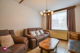 <p><span>Te renoveren woning op bereikbare locatie in Boortmeerbeek</span></p><p><span> </span></p><p><span>Welkom in deze halfopen bebouwing die uitblinkt door haar basis en haar ligging. Dit is de ideale plek voor wie op zoek is naar een huis dat nog volledig naar eigen smaak en persoonlijke wensen kan worden ingericht en gemoderniseerd.</span></p><p><span> </span></p><p><span>De binnenzijde van de woning verrast door haar logische indeling en de overvloed aan natuurlijk licht. De inkomhal, met toegang tot de kelder, neemt je mee naar de leefruimte met zit- en eetgedeelte. De keuken, uitgerust met alle comfort, geeft je toegang tot de badkamer met toilet, wastafel & douche en de ruime veranda waar het heerlijk vertoeven is.</span></p><p><span> </span></p><p><span>Via de trap kom je op de eerste verdieping. Hier kan je 2 ruime slaapkamers terugvinden. De woning beschikt bijkomend ook nog over een ruime zolderverdieping die een enorme meerwaarde biedt. Deze ruimte leunt zich perfect voor de inrichting van een royale derde slaapkamer, een home-office of een hobbyruimte waardoor de woning moeiteloos kan meegroeien met jouw behoeften.<br /><br /></span></p><p><span>Buiten geniet je van een aangename tuin waar je in alle rust kan ontspannen, terwijl de centrale ligging ervoor zorgt dat je nooit ver verwijderd bent van de dagelijkse voorzieningen. De gunstige locatie nabij belangrijke invalswegen maakt deze woning bovendien uiterst interessant voor wie vlot woon-werkverkeer richting Antwerpen, Mechelen, Leuven of Brussel belangrijk vindt. </span></p><p><span> </span></p><p><span>Kortom: een woning met enorm veel potentieel op een toplocatie die klaar is om getransformeerd te worden!</span></p><p><span> </span></p><p><span>Contacteer ons voor een bezoek!</span></p><p><span> </span></p><p><span>015 20 36 00 – <span>info@domoxim.be</span></span><span> </span></p><p><span> </span></p><p><span>domoXim. Waar dromen thuis komen!</span></p><p><span> </span></p><p><span>Ook de waarde van je </span><span>eigen</span><span> woning kennen? Wij geven je graag advies.</span></p><p><span> </span></p><p><span>Dit pand is onderworpen aan de renovatieverplichting van de Vlaamse overheid voor residentiële gebouwen (behoudens bij sloop binnen 6 jaar na de aankoop). Consulteer voor meer informatie de website van het Vlaams Energie- en Klimaatagentschap via https://www.vlaanderen.be/een-huis-of-appartement-kopen/renovatieverplichting-voor-residentiele-gebouwen</span></p>