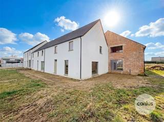 VIVRE DANS LA PERLE D'HASPENGOUW Overhof est un projet résidentiel exceptionnel situé dans la zone rurale de Hoepertingen, un quartier de la ville de...