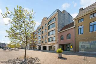 Een unieke kans voor wie op zoek is naar een subliem afgewerkt appartement met 3 slaapkamers, groot zonneterras, en dit op een toplocatie op de...