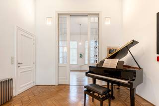 Schitterend gelegen aan het mooiste pleintje van het Zuid, biedt dit sublieme herenhuis een uitzonderlijke woonervaring. Het souterrain is ingericht als logeerkamer met een eigen douchekamer en biedt aan de achterzijde een aangenaam uitzicht op de tuin. Daarnaast is er een wellnessruimte met sauna en zwembad.<br /><br />Op het gelijkvloers vloeien drie open ruimtes harmonieus in elkaar over, met een prachtige parketvloer, hoge plafonds en een overvloed aan licht en authenticiteit. De glazen achtergevel zorgt voor een naadloze overgang tussen de woning en de tuin.<br /><br />De eerste verdieping heeft vooraan over een prachtige eetkamer, in het midden een salonruimte en aan de achterzijde een open keuken met eetgelegenheid. Grenzend hieraan bevindt zich een gezellig overdekt terras met uitzicht op de ruime tuin.<br /><br />Op de tweede verdieping bevindt zich de masterbedroom met ensuite een ruime badkamer, uitgevoerd in travertin, en een dressing. Tevens is er een mooi terras. De derde verdieping herbergt twee kinderkamers en een douchekamer.<br /><br />De woning wordt gecompleteerd door een fantastische tuin. <br />Een parkeerplaats kan optioneel worden aangekocht voor 45.000 euro.