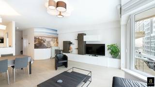 Op de gegeerde ligging kortbij het Rubensplein, op wandelafstand van de Zeedijk, winkels en gezellige restaurants, bevindt zich dit ruim appartement met zijdelings zeezicht. Kleinschalige residentie. In 2021 werd het appartement grotendeels vernieuwd (vloeren, leidingen, chauffageketel, keuken,...). <br />De lichtrijke en brede leefruimte geeft uit op het balkon aan de voorzijde en geniet van een aangenaam zicht en natuurlijke lichtinval. Moderne, vernieuwde open keuken is uitgerust met alle nodige apparatuur. <br />Het appartement beschikt over 3 slaapkamers en 2 badkamers. Eén badkamer is uitgerust met een douche, de andere met een ligbad. Daarnaast is er een apart gastentoilet aanwezig en beschikt één van de badkamers over een tweede toilet. Terras achteraan. <br />Extra troeven zijn de privatieve kelderberging en de fietsenberging in het gebouw. Mogelijkheid tot aankoop van een garagebox op wandelafstand aan €100.000.<br />Een ruim appartement op toplocatie in het hart van Knokke, ideaal als vaste woonst of tweede verblijf.