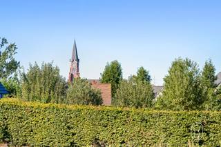 Op een aangename locatie in Ruien wordt deze bouwgrond van 967 m² aangeboden.De mooie breedte aan de straatzijde en de diepe perceelsvorm zorgen voor interessante mogelijkheden bij het uitwerken van uw toekomstige woning. Achter de voorziene bouwzone blijft een ruime groene zone over, ideaal voor wie droomt van een grote tuin en veel privacy.Ruien vormt een aantrekkelijke woonomgeving voor liefhebbers van rust en natuur. De heuvelachtige Vlaamse Ardennen, talrijke fiets- en wandelroutes en het Kluisbos bevinden zich in de ruime omgeving, terwijl ook de bereikbaarheid richting omliggende gemeenten een belangrijke troef vormt.Een mooi gelegen bouwgrond met ruimte om uw eigen woonproject vorm te geven.