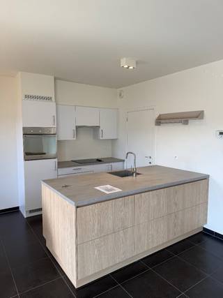 Ruim appartement van 90 m² met terras, autostaanplaats nabij Mol-centrum.

Op zoek naar een ruim en comfortabel appartement op een gunstige locatie nabij het centrum van Mol? Dit goed onderhouden appartement bevindt zich op de bovenste verdieping en is vlot bereikbaar via de lift of trap.
Het appartement beschikt over een aangename en ruime leefruimte met living en eetkamer, een vernieuwde keuken en een terras. Het appartement is voorzien van een airco. Verder zijn er 2 slaapkamers, een berging, een badkamer met ligbad en een apart toilet. De brede inkomhal zorgt voor een ruimtelijk gevoel.

Achteraan het gebouw beschikt het appartement bovendien over een autostaanplaats geschikt voor 2 wagens en een extra berging.
