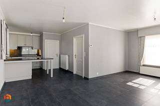 Op een uitstekende locatie te Heist-op-den-Berg bevindt zich deze instapklare woning met tuin. De woning is gelegen in een rustige straat, toch geniet u hier van een uitstekende bereikbaarheid vlakbij het centrum met winkels, eet-en drankgelegenheden, scholen en het openbaar vervoer.<br /><br />We betreden de woning via de inkomhal met apart gastentoilet. De lichtrijke leefruimte kunt u inrichten met een gezellige zithoek en een aparte eetplaats. Aangrenzend bevindt zich de keuken, voorzien van de voornaamste toestellen. Via de nachthal heeft u toegang tot de 2 slaapkamers en de badkamer uitgerust met dubbele lavabo, douche en ligbad. U beschikt ook nog over een inpandige garage. In de ruime, volledig aangelegde tuin kunt u steeds in alle rust en privacy genieten van het mooie weer. <br /><br />Indien u interesse heeft in deze woning dient u een bezoekaanvraag in te dienen via het zoekertje op onze website met de knop "vraag bezoek aan".<br /><br />Dit is een uitstekende opportuniteit als u op zoek bent naar een goed gelegen woning met tuin en garage te Heist-op-den-Berg. Contacteer ons voor meer informatie via info@boonstravastgoed.be . <br /><br />Bijzonderheden :<br />- Ruime tuin<br />- Uitstekende ligging<br />- Gelijkvloerse woning