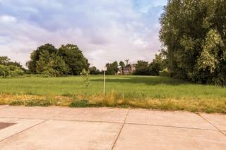 Deze ruime grond van maar liefst 4.746 m² is gelegen in een recente woonwijk met rustige setting. Het perceel heeft een mooie breedte van circa 50 lopende meter wat maakt dat er een mooie ontwerpvrijheid is voor het uittekenen van uw droomwoning.<br /><br />Het perceel is rechthoekig van vorm, beschikt over een ruime toegangsweg en de nodige privacy.<br /><br />Omtrent de bouwvisie van de gemeente Evergem verwijzen we naar het RUP 'Woonuitbreidingsgebieden', deze bundel kan u terugvinden op onze website met alle nodige gegevens!<br /><br />Op zoek naar een exclusief perceel op het einde van een doodlopende straat in een aangename buurt? Dan kan dit perceel zeker iets voor u zijn!<br /><br />Er rust geen bouwverplichting op deze grond, u kiest zelf uw architect en aannemer.<br /><br />Vraagprijs: 475.000 Euro.