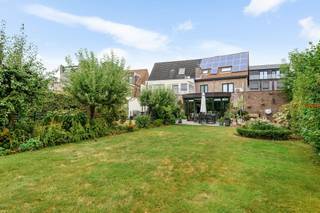 <p><span>Instapklare halfopen bebouwing met 4 slaapkamers, bureau en zuidwestgerichte tuin in centrum van Aartselaar</span></p><p><span> </span></p><p><span>Deze verzorgde en goed onderhouden halfopen bebouwing combineert ruimte, comfort en energiezuinigheid op een uitstekende locatie in Aartselaar. De woning staat op een mooi zuidwest georiënteerd perceel van 610 m² en beschikt over maar liefst 4 slaapkamers, een extra bureaukamer, een ruime garage en een oprit voor meerdere wagens.</span></p><p><span>Dankzij de 17 zonnepanelen in combinatie met een thuisbatterij en de aanwezige airco’s geniet u bovendien van hedendaags wooncomfort.</span></p><p><span> </span></p><p><span>Indeling:</span></p><p><span>Gelijkvloers</span></p><p><span>Bij binnenkomst valt meteen de lichtrijke en aangename leefruimte op. De open indeling zorgt voor een mooie verbinding tussen de woonkamer, eetruimte, keuken en de veranda/uitbouw.</span></p><p><span>De gezellige leefruimte is uitgerust met airconditioning. De open keuken is volledig ingericht en voorzien van de nodige toestellen. Aansluitend bevindt zich een praktische berging met douche, ideaal als extra bergruimte of voor dagelijks gebruik.</span></p><p><span>Via de grote schuiframen komt u rechtstreeks op het zonnige terras en in de verzorgde tuin. Dankzij de zuidwestelijke oriëntatie kunt u hier optimaal genieten van de zon. De tuin biedt bovendien veel privacy en vormt een heerlijke plek om te ontspannen, te spelen of gezellig samen te zijn met familie en vrienden.</span></p><p><span>Verder bevinden zich op het gelijkvloers een gastentoilet, ruime garage en een brede oprit met plaats voor meerdere wagens.</span></p><p><span> </span></p><p><span>Eerste verdieping</span></p><p><span>Op de eerste verdieping bevinden zich twee ruime slaapkamers voorzien van airco, naast een volledig uitgeruste badkamer met ligbad, lavabomeubel en toilet.</span></p><p><span>Daarnaast is er een veelzijdige extra ruimte die perfect dienst kan doen als bureaukamer, babykamer of dressing.</span></p><p><span> </span></p><p><span>Tweede verdieping</span></p><p><span>De tweede verdieping omvat nog twee volwaardige slaapkamers, waardoor de woning in totaal beschikt over vier slaapkamers. Ideaal voor een gezin, thuiswerk of wie nood heeft aan extra ruimte.</span></p><p><span> </span></p><p><span>Overzicht werken:</span></p><ul><li><span>Veranda/ uitbouw: 1999</span></li><li><span>Nieuwe verwarmingsketel= 2010</span></li><li><span>Ramen, garagepoort vernieuwd in 2013 </span></li><li><span>Plaatsen zonnepanelen: 17 stuks: 2016</span></li><li><span>Plaatsen airco: 2020</span></li><li><span>Thuis batterij voor de zonnepanelen: 2022</span></li></ul><p><span> </span></p><p><span>Troeven</span></p><ul><li><span>Zeer goed onderhouden halfopen bebouwing van 1991</span></li><li><span>4 slaapkamers + bureaukamer</span></li><li><span>Lichtrijke leefruimte op het gelijkvloers</span></li><li><span>Open keuken met toestellen</span></li><li><span>Veranda/uitbouw van 1999</span></li><li><span>Veel natuurlijke lichtinval</span></li><li><span>17 zonnepanelen met thuisbatterij</span></li><li><span>Airconditioning aanwezig</span></li><li><span>Ruime garage</span></li><li><span>Oprit met plaats voor meerdere wagens</span></li><li><span>Zuidwest georiënteerd perceel van 610 m²</span></li><li><span>Verzorgde en privacyvolle tuin</span></li><li><span>Kruipkelder</span></li><li><span>Betonconstructie</span></li><li><span>Kindvriendelijke en centrale ligging</span></li><li><span>Op wandelafstand van het centrum van Aartselaar</span></li></ul><p><span> </span></p><p><span>Wacht niet te lang om deze woning te ontdekken. Een instapklare woning met zoveel ruimte en een zuidwestgerichte tuin op deze centrale ligging is bijzonder gegeerd.</span></p><p><span> </span></p><p><span> </span></p><p><span> </span></p><p><span> </span></p><p><span> </span></p><p><span> </span></p>