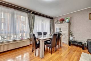 At the border between Ganshoren and Jette, on the 1st floor of a small building with 4 units and no syndic, this bright apartment of ±85 m²...