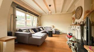 <p>Bij ImmoFusion 7/7 “open huis” : klik op onze 3D-TOUR.<br />Ervaar vastgoed alsof je er zelf doorloopt!</p>
<p><br />Op een boogscheut van het groene karakter van Koersel en het geliefde Koersel Kapelleke vinden we deze verrassend ruime woning terug op een perceel van maar liefst 10 are. Dankzij de perceelbreedte van ongeveer 22 meter en een gevelbreedte van 7 meter geniet u hier van een aangenaam open gevoel en tal van mogelijkheden.</p>
<p>De woning beschikt over een bewoonbare oppervlakte van circa 175 m² en combineert comfort, ruimte en een uitstekende energieprestatie. Met een EPC-label B en aanwezige zonnepanelen bent u bovendien verzekerd van een energiezuinige woonst.</p>
<p>Bij het betreden van de woning komen we terecht in de leefruimte met aansluitende eetplaats en keuken. Deze ruimtes kunnen naar eigen smaak nog verder opgefrist worden, waardoor u de mogelijkheid krijgt om het gelijkvloers volledig naar uw wensen af te werken. Verder bevinden zich op het gelijkvloers een aparte gastentoilet, een praktische berging en een gezellige veranda met zicht op de tuin.</p>
<p>Op de verdieping treffen we twee ruime slaapkamers aan die reeds netjes en volledig afgewerkt zijn. Ook de badkamer is instapklaar en uitgerust met een ligbad, douche en toilet. Via een vaste trap bereiken we de volledig afgewerkte zolderruimte, die perfect kan dienen als extra slaapkamer, hobbyruimte of bureau.</p>
<p>Absolute troef: vergunde garage van 125 m²</p>
<p>Een uitzonderlijk pluspunt van dit eigendom is zonder twijfel de volledig nieuw gebouwde en vergunde garage van circa 125 m², gerealiseerd in 2015-2016. Deze multifunctionele ruimte beschikt over een grote sectionale poort en biedt tal van mogelijkheden voor zelfstandigen, hobbyisten, verzamelaars of wie nood heeft aan een ruime werkplaats, opslagruimte of extra parkeergelegenheid.</p>
<p>Buitenruimte</p>
<p>Het perceel is volledig omheind en afgesloten met een toegangspoort, wat zorgt voor extra privacy en veiligheid. De ruime tuin biedt voldoende plaats voor kinderen, huisdieren en ontspanning.<br /><br />Troeven op een rij<br />- Perceel van ca. 10 are<br />- Bewoonbare oppervlakte van ca. 175 m²<br />- Breed perceel van ca. 22 meter<br />- EPC-label B<br />- Zonnepanelen aanwezig<br />- Drie ruime afgewerkte slaapkamers<br />- Volledig afgewerkte badkamer met bad, douche en toilet<br />- Afgewerkte zolder bereikbaar via vaste trap<br />- Aparte gastentoilet, berging en veranda<br />- Gelijkvloers nog naar eigen smaak op te frissen<br />- Volledig omheind perceel met poort<br />- Vergunde nieuwbouwgarage van 125 m² (2015-2016)<br /><br />Maatregelen opgenomen in het Maatregelenregister: nee</p>
<ul></ul>
<p>Een ideale opportuniteit voor wie op zoek is naar een grotendeels instapklare woning met uitzonderlijk veel ruimte en een unieke garage die tal van mogelijkheden biedt. Deze eigendom combineert wonen, werken en hobby's op één locatie. Een bezoek zal u meteen overtuigen.</p>