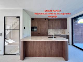 <strong><span>TE KOOP ONDER REGISTRATIE! (eventueel 2% indien de voorwaarden van koper voldaan zijn)</span></strong>.<br /><br />Deze aangename, luxueus afgewerkte nieuwe BEN-woning is gelegen in het zo rustige en landelijke Aaigem, in het centrum van het beschermd dorpszicht, op wandelafstand van school, openbaar vervoer, en vooral op vlot bereikbare afstand van E40.<br />De woning heeft een inkom met toilet, berging/wasruimte en garage. <br />Dankzij de split level is de leefruimte op hoger niveau van de aantrekkelijke tuin en terras en is de garage onder de woning. Hierdoor is de rust en gezelligheid gegarandeerd op het leefniveau. Er is een lichtrijke zuid-gerichte zithoek met aansluitend een eetruimte met open keuken en ontbijthoek. Vanuit de keuken en leefruimte geniet je van het rustgevende groen met terras dank zij het grote schuifraam achteraan de woning. <br />Via de trap kom je op de volgende verdieping met nachthal, 3 slaapkamers en badkamer met ligbad, inloopdouche en lavabo. In de slaapkamers is ruimte voor bureau. <br />In de woning is heel wat natuursteen verwerkt waardoor de afwerking van hoogstaand niveau is.<br />Naastgelegen is een identieke woning beschikbaar. Ook ideaal voor een tweewoonst! Aaigem is de perfecte locatie om te ontsnappen aan alle drukte en te genieten in de zonnige tuin, met daarnaast de zovele nabijgelegen wandelwegen in de velden en natuurgebied Den Dotter.<br />De ruwbouw is reeds klaar. Een bezoek ter plaatse is mogelijk na afspraak met Kristien: 0475 496218