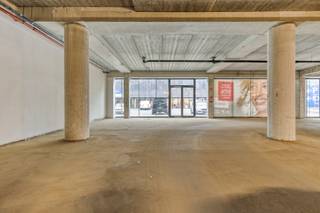 HANDELSPAND / BAANWINKEL TE HUUR IN OOSTENDE – 930 M² OP COMMERCIËLE TOPLOCATIEBent u op zoek naar een handelspand te huur in Oostende met maximale...