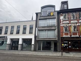 Handelspand in het centrum van Turnhout. Beschikbaar: onmiddellijk.Ligging: In het centrum, vlakbij winkels, parkeergelegenheid en op wandelafstand...