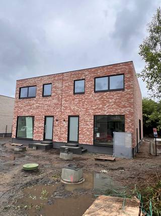 <p>Interesse? Vragen? Plan dan zelf je bezoek in via onze digitale kalender of neem gerust contact op met Olivier Boon via olivier.boon@copandi.be of via +32 468/35 17 50.</p><p></p><p>Op een toplocatie te Baal, op wandelafstand van het centrum met winkels, scholen en openbaar vervoer, bevindt zich deze passieve halfopen nieuwbouwwoning met 4 slaapkamers en een E-peil van -18 in een rustige fietsstraat op een mooi perceel van 7a33ca. Deze ligging is een ideale uitvalsbasis met een vlotte bereikbaarheid richting Leuven, Brussel, Antwerpen en Mechelen.<br /><br />Deze splinternieuwe innovatieve woning is uitgerust met lucht/lucht-warmtepompen, zonnepanelen , thuisbatterij, warmtepompboiler, ventilatiesysteem type D+, een volledig ingerichte luxe design keuken met keukeneiland en een moderne badkamer met ligbad en douche.</p><p></p><p>We betreden de woning via de inkomhal met gastentoilet en vestiaire. De lichtrijke leefruimte biedt plaats voor een gezellige zithoek en een aparte eetruimte. De open keuken is mooi geïntegreerd en voorzien van kwalitatieve Miele toestellen, bestaande uit een oven, microgolfoven, vaatwasmachine, koelkast met vriesvak en inductiekookplaat met afzuiging. Vanuit de open leefruimte heeft u toegang tot het ruime terras en de tuin, waar u in alle rust en privacy kunt genieten. Op het gelijkvloers vindt u tevens een praktische berging. Op de eerste verdieping geeft de nachthal toegang tot vier slaapkamers, een apart toilet, een badkamer uitgerust met dubbele lavabo, inloopdouche en ligbad, en tot slot nog een berging.</p><p></p><p>Buiten is er een aangelegde oprit met plaats voor twee wagens, een terras en een praktische tuinberging.</p><p></p><p>De woning zit momenteel in de afwerkingsfase en zal beschikbaar zijn vanaf 1 augustus 2026. De maandelijkse huurprijs bedraagt € 1.550 per maand.</p><p></p><p>Wij bieden 2 identieke halfopen woningen aan op deze locatie. De bezoeken zullen plaatsvinden op vrijdag 26 juni.</p><p></p><p><strong>Let op: de getoonde interieurfoto's zijn van een kijkwoning, de materialen in deze woning zijn hetzelfde maar de woning is niet bemeubeld. De exterieurfoto's zijn ook aangevuld met een impressie om een beeld te vormen.</strong></p><p></p><p>✅ Vier slaapkamers <br />✅ Nieuwbouwwoning EPC A+<br />✅ Centrale ligging met vlotte bereikbaarheid<br />✅ Luxe design keuken met Miele toestellen<br />✅ Zonnepanelen - Batterij - Warmtepomp<br />✅ Lage energiekosten</p><p>✅ Onderhoudsvriendelijke tuin met tuinberging<br /></p><p>Kan u niet wachten om deze woning te bezoeken? Plan dan snel uw afspraak in! Of contacteer ons voor meer informatie op 0468/35 17 50 of via olivier.boon@copandi.be</p>