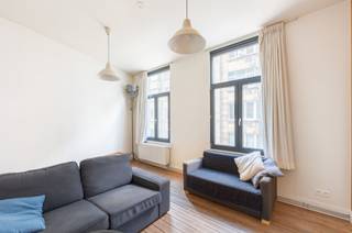 <p><span>Veelzijdige stadswoning met vergund dakterras ideaal voor studerende kinderen, als gezinswoning of investering</span></p><p><span>Op zoek naar een woning in Antwerpen waar uw zoon of dochter tijdens de studies comfortabel kan wonen? Dan is dit een bijzonder interessante opportuniteit. Deze woning werd ongeveer acht jaar geleden aangekocht door ouders die hun vier studerende kinderen een eigen thuis in Antwerpen wilden geven. Dankzij de doordachte indeling konden zij er comfortabel samen wonen, elk met voldoende privacy.</span></p><p><span>Ook vandaag is dit concept nog steeds bijzonder actueel. Ideaal voor ouders die een woning willen aankopen waar één of meerdere studerende kinderen kunnen verblijven, eventueel samen met vrienden of vriendinnen. Zo investeert u niet alleen in een woning, maar ook in de toekomst van uw kinderen.</span></p><p><span>Daarnaast is dit een uitstekende gezinswoning. Het pand werd ongeveer acht jaar geleden volledig gerenoveerd en geïsoleerd, met nieuwe ramen en veel aandacht voor kwaliteit en duurzaamheid. Het resultaat is een energiezuinige woning met een gunstig EPC, klaar voor jarenlang wooncomfort.</span></p><p><span>Tijdens de totaalrenovatie werd bovendien een technische schacht voorzien over alle verdiepingen, met aansluitingen voor water, afvoer en technieken. Hierdoor kunnen op iedere verdieping relatief eenvoudig een extra badkamer, toilet of lavabo worden voorzien. Een slimme keuze die de woning bijzonder flexibel maakt en eenvoudig laat meegroeien met uw woonwensen.</span></p><p><span>De indeling bestaat uit een inkomhal met plaats voor drie fietsen en een ruime, volledig uitgeruste leefkeuken op het gelijkvloers. Op de eerste, tweede en derde verdieping bevindt zich telkens een ruime kamer die kan dienen als slaapkamer, leefruimte of studeerkamer. Op de tussenverdiepingen vindt u een douche en afzonderlijke toiletten. Op elk verdiep is er eveneens een lavabo voorzien . Op één verdieping werd reeds een hoogslaper geplaatst, als voorbeeld van de vele mogelijkheden die deze woning biedt.</span></p><p><span>De absolute troef is zonder twijfel het volledig vergunde dakterras, een heerlijke buitenruimte waar u in alle rust kunt genieten van de zon en het uitzicht over de stad.</span></p><p><span>Tot slot biedt deze woning ook interessante perspectieven als opbrengsteigendom. Dankzij de bestaande indeling en de reeds voorziene technische infrastructuur is ze uitermate geschikt voor co-housing of een verhuurconcept, zonder dat dit de enige bestemming hoeft te zijn.</span></p><p><span>Een zeldzame opportuniteit: een woning die meedenkt met haar eigenaar en vandaag én morgen tal van mogelijkheden biedt.</span></p><p><span><br /> </span></p>