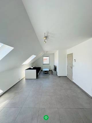 Nieuwbouwappartement op de 2de verdieping van een kleine Residentie, bestaande uit 3 appartementen in het centrum van Koekelare. Geen lift aanwezig. <br />Het appartement bestaat uit: inkomhal - toilet - living - ingerichte keuken - berging - 1 slaapkamer - badkamer. <br />Huurprijs 670 €/mnd (syndickosten inbegrepen). <br />Mogelijkheid voor huren van een autostaanplaats aan 40€/mnd.