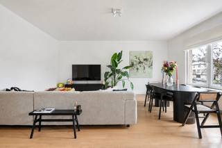 Locatie:
Gelegen in de gegeerde Tentoonstellingswijk, een rustige en stijlvolle buurt met brede lanen en karaktervolle architectuur. Op wandelafstand van het Mastvestpark en met vlotte verbinding naar het centrum, winkels, scholen en invalswegen.

Indeling:
Via de inkomhal met vestiairekast en apart gastentoilet komt u binnen in het appartement. De lichtrijke leefruimte met parketvloer vormt het hart van de woning en sluit naadloos aan op de volledig uitgeruste keuken. Aan de andere zijde van de hal bevinden zich twee slaapkamers, waarvan één ruime masterbedroom en een tweede kamer die perfect kan dienen als bureau, dressing of logeerkamer. Verder is er een aparte wasplaats voorzien en een badkamer uitgerust met een inloopdouche en dubbele lavabo. Achteraan geniet u van een gezellig, compact terrasje.

Troeven:
•	Topligging in Tentoonstellingswijk
•	Nabij Mastvestpark
•	106 m² bewoonbare oppervlakte
•	Parket doorheen het hele appartement
•	2 slaapkamers
•	Aparte wc en wasplaats
•	Volledig uitgeruste keuken
•	Zonnepanelen

Technisch:
Voorzien van zonnepanelen en parketvloer doorheen het volledige appartement.

Interesse om dit appartement te huren? Neem gerust contact met ons op voor meer informatie of om een bezoek in te plannen via onze website of telefonisch op het nr. 03/345.88.99.

