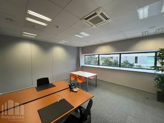 Adequat Business Center biedt stijlvolle en <strong>instapklare kantoorruimtes</strong> in een modern ondernemingscentrum met een uiterst strategische ligging langs de <strong>N9</strong>, op slechts 50 meter van de <strong>R4 </strong>en nabij het knooppunt van de <strong>E40 </strong>en <strong>E17</strong>. Er bevindt zich een bushalte op 85 meter.<br /><br />De kantoorruimtes bieden een totale oppervlakte van <strong>79 m² </strong>en bevinden zich op de eerste verdieping.<br />De ruimtes zijn stijlvol ingericht met een designbureaumeubel, een ergonomische bureaustoel, een ladenblok, een vergadertafel met vier stoelen en archiefkasten. Deze professionele werkomgeving biedt een uitgebreid dienstenpakket, hoogwaardige vergaderzalen en een elegante eventlocatie. Dankzij de <strong>all-in service</strong> geniet u van maximale flexibiliteit en een zorgeloze werkervaring. Bovendien beschikt het ondernemingscentrum over <strong>ruime parkeergelegenheid </strong>(met laadfaciliteiten) en is het volledig beveiligd.<br /><br />Voor meer informatie, technische details of een plaatsbezoek kunt u contact opnemen met<strong> PANORAMA B2B </strong>via<strong> 09 225 09 02</strong>.
