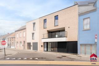 [[ DIT PAND NEEMT DEEL AAN DE ERA OPEN HUIZEN DAG OP 13/6 VAN 17:30 TOT 18:30 ]]
<p><strong>Ben je op zoek naar een energiezuinige en instapklare nieuwbouwwoning met 3 slaapkamers, een bewoonbare oppervlakte van maar liefst 175 m² en een centrale ligging? Gevonden!</strong></p>

<p>Deze moderne woning onderscheidt zich door haar uitstekende energieprestaties en hedendaags wooncomfort. Met een EPC-label A (13 kWh/m²jaar), vloerverwarming en koeling, warmtepomp, zonnepanelen, hoogrendementsbeglazing en een regenwaterput geniet je van een uiterst duurzame en energiezuinige woonomgeving. Bovendien bevindt de woning zich op een centrale locatie, vlakbij winkels, scholen, openbaar vervoer, het station en belangrijke invalswegen. Extra interessant is dat deze woning verkocht wordt onder het gunstige <strong>6%-btw-tarief</strong> (onder voorwaarden).</p>

<p>Op het gelijkvloers vind je een inkomhal met gastentoilet, een ruime eetkamer met aansluitende open keuken, volledig uitgerust met een inductiekookplaat, dampkap, oven, microgolfoven, koelkast, diepvries, vaatwasser en enkele spoelbak, evenals een grote praktische berging. Vanuit de eetkamer heb je directe toegang tot de aangename tuin met terras, ideaal om te ontspannen of gezellig buiten te eten. De eerste verdieping is volledig ingericht als leefverdieping en biedt een lichtrijke woonkamer met toegang tot een ruim terras. Daarnaast bevindt zich hier ook de technische ruimte. Op de tweede verdieping bevinden zich drie volwaardige slaapkamers, een apart toilet en een stijlvolle badkamer uitgerust met een douche, ligbad en dubbele wastafel.</p>

<p>Ben je op zoek naar een ruime, duurzame en zorgeloze gezinswoning op een uitstekende ligging? Contacteer ons vandaag nog voor een bezoek en ontdek zelf alle troeven van deze woning!</p>