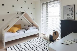 Royaal hoekapp. B21.601 in residentie CityGarden heeft 3 slpk. en is op de 6de verdieping gelegen. Het appartement (ca. 167 m²) omvat een inkom met toilet, berging, 2 badkamers, 3 slpk., apart toilet, leefruimte met open keuken en grote raampartijen die uitgeven op het ruim terras. Het terras is ca. 36 m² groot en grenst bovendien aan de rustige moestuin. Daarbij is er ook nog een tweede terras, die uitgeeft op de boulevard.<br /><br />Het appartement is voorzien van vloerverwarming en warmtepomp. De verwarming gebeurt via een eigen warmtenet (KWO-systeem met warmtepomp) dat in de zomer tevens ook voor koeling zorgt. Je wagen parkeer je vlot en gemakkelijk ondergronds. <br /><br />Bij elk app. hoort een ondergrondse autostaanplaats met berging en/of garagebox. Deze dient apart bij aangekocht te worden. Verder kun je een kelderberging of oplaadpunt bijkopen.<br />Vrije keuze bij verschillende leveranciers voor de binnen afwerking (vloertegels, badkamer &amp; keuken, etc.) Meer info? Contacteer onze sales consultants Inge Vancluysen of Marisa Marasco op het nr. 011 41 33 23.