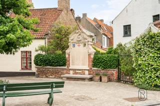 Charmante, volledig gerenoveerde stadswoning met 3 slaapkamers, 2 badkamers en zonnig terras<br /><br />In het gegeerde Sint-Annakwartier, midden in het historische centrum van Brugge, bevindt zich deze karaktervolle en instapklare stadswoning. De woning werd in 2024 volledig gerenoveerd met veel respect voor haar authentieke uitstraling. Originele elementen zoals de houten balkenstructuur en de hoge plafonds werden zorgvuldig behouden en vormen een perfecte harmonie met het hedendaagse wooncomfort.<br /><br />Dankzij haar rustige ligging geniet u van een aangename woonomgeving, terwijl scholen, winkels, openbaar vervoer en het bruisende stadscentrum zich op wandelafstand bevinden.<br /><br />De woning omvat een inkomhal met gastentoilet, gevolgd door een ruime en lichtrijke leefruimte vol karakter. Vanuit de gezellige woonruimte heeft u rechtstreeks toegang tot het aangename, zuidoostgerichte terras waar u in alle rust kunt genieten van de zon. De open, volledig uitgeruste keuken met centraal eiland vormt het hart van de woning en sluit naadloos aan op de leefruimte.<br /><br />Op de eerste verdieping bevinden zich twee ruime slaapkamers en een stijlvolle badkamer uitgerust met wastafel en douche. De tweede verdieping beschikt over een derde volwaardige slaapkamer, een tweede badkamer met wastafel en ligbad, een praktische dressingruimte en een afzonderlijk toilet.<br /><br />Troeven: Volledig gerenoveerd in 2024, topligging in het Sint-Annakwartier, authentieke elementen gecombineerd met modern wooncomfort, zonnig, zuidoostgericht terras, dubbele beglazing, centrale verwarming op aardgas, conforme elektriciteit, energiezuinig!<br /><br />Een zeldzame kans voor wie op zoek is naar karakter, ruimte en kwaliteit op een toplocatie.<br />Bezoek na afspraak bij Immo Beguin: tessa@immobeguin.be