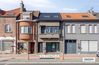 Handelsgelijkvloers op topligging nabij alle faciliteiten die centrum Asse rijk is!Het handelspand (88m²) is gelegen vlakbij het centrum van Asse, op commerciële voorkeursligging. De zeer goede verbinding alsook nabijheid van het station, parkeergelegenheid en bushalte zorgen voor de nodige visibiliteit en maken van dit pand dé ideale plek om zich te vestigen.Het handelspand geniet dankzij de grote raampartijen van een enorme lichtinval. De binnenkant werd zonet volledig gestript en is zodus klaar voor eigen afwerking naar wens, in functie van uw activiteit!S.I. in aanvraag. EPC-peil: D, geen energetische renovatieverplichting.Bent u op zoek naar een handelspand in ASSE op een uitstekende locatie? Contacteer Structura voor meer informatie of een bezoek via 02/460.80.46 of info@structura.be