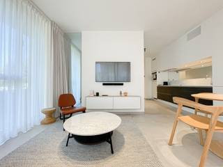 Sublime appartement d'angle décoré avec goût situé dans une résidence récente près de la Dumortierlaan. Cet appartement lumineux est équipé de tout le confort, porte blindée, un système d'alarme, chauffage au sol et de nombreux placards sur mesure. Composition: entrée avec toilettes invités. D'un débarras séparé avec raccordement pour l'installation d'une machine à laver . Chambre à coucher complète. Salle de douche. Coin nuit avec armoires encastrées et lit escamotable. Cuisine ouverte entièrement équipée avec tout le confort. Salle à manger et salon confortable avec de nombreux placards. <br />Local à vélos facilement accessible dans la résidence. appartement est fortement recommandé en raison de son bon emplacement et de ses finitions parfaites. Inclus une place de parking facilement accessible avec borne de recharge dans la résidence.