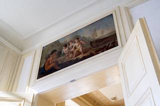 AFGEWERKT APPARTEMENT<br /><br />Tussen de mooiste kerk van Brugge, de Walburgakerk, en het Europacollege situeert zich dit exclusief woonappartement. Het geniet royale woongelegenheden, hoge plafonds, historische elementen zoals statige molurus en lederen wandbekleding. Het is niet moeilijk om lyrisch te worden over de troeven van deze monumentale eigendom.<br />Het appartement situeert zich op het gelijkvloers niveau van de Res. Huis Van Hamme en geniet een bewoonbare oppervlakte van maar liefst 221 m², 31 m² aan terras, een privé inkomhal, gashaarden, royaal salon, een volledig geïnstalleerde keuken (Obumex), 2 slaapkamers (of bureel), privé afgesloten garagebox en een extra berging.<br /><br />Het geniet een high -end afwerking (Obumex) en biedt tal van mogelijkheden (residentieel appartement; kantoor).