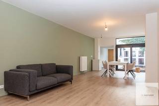 Verder af te werken woning met veel potentieel in het centrum van Maldegem. <br /><br />Deze gesloten bebouwing biedt een uitstekende kans voor wie op zoek is naar een woning die verder naar eigen smaak kan worden afgewerkt. De woning beschikt reeds over een leefruimte die quasi volledig afgewerkt is, waardoor u meteen kan genieten van een aangename woonomgeving.<br /><br />De keukenruimte is aanwezig maar dient nog voorzien te worden van keukenkasten en toestellen, wat u de mogelijkheid geeft om deze volledig naar eigen wens en stijl in te richten. Ook de badkamer vraagt nog verdere afwerking, zodat u deze kan omvormen tot een comfortabele en moderne ruimte. Ter illustratie werden enkele voorbeeldfoto's van afwerking toegevoegd.<br /><br />Op de eerste verdieping bevinden zich twee slaapkamers die zich momenteel nog in te renoveren staat bevinden. Dit biedt tal van mogelijkheden om deze kamers volledig naar eigen noden en voorkeuren in te richten. Ook de zolderverdieping kan worden afgewerkt naar een derde, volwaardige slaapkamer (waarbij je zelf voor de unieke accenten kan zorgen).<br /><br />De koer en het bijgebouw dat kan dienst doen als wasplaats in combinatie met extra stockageruimte/bureauruimte (mits verdere afwerking) zorgen voor de extra te creëren sfeer en gezelligheid.<br /><br />Bent u op zoek naar een woning met potentieel en de kans om uw eigen stempel te drukken op de afwerking? Dan is deze woning zeker een bezoek waard.<br />Interesse? Bel ons snel!