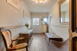 [[ DIT PAND NEEMT DEEL AAN DE ERA OPEN HUIZEN DAG OP 13/6 VAN 13:00 TOT 14:00 ]]
<p><strong>Koersel (Beringen): ruime gelijkvloerse woning te koop met aparte studio op perceel van bijna 10 are</strong></p>

<p>Deze woning is rustig en groen gelegen in Koersel, een deelgemeente van Beringen, en biedt een aangename woonomgeving met veel privacy. Dankzij de praktische indeling en het ruime perceel van net geen 10 are geniet u hier van comfort, ruimte en tal van mogelijkheden.</p>

<p>De woning beschikt over een volledig gelijkvloerse leefruimte, wat zorgt voor extra gebruiksgemak. Daarnaast werd de zolder omgevormd tot een volwaardige studio met een eigen ingang – ideaal voor verhuur, kangoeroewonen of een zelfstandige activiteit. Met een EPC-label D is er bovendien geen renovatieverplichting.</p>

<p><strong>Indeling:</strong></p>

<ul><li><strong>Kelder:</strong> praktische bergruimte</li><li><strong>Gelijkvloers:</strong> inkomhal, woonkamer, keuken, hal, apart toilet, drie slaapkamers, badkamer en ruime inpandige garage</li><li><strong>Eerste verdieping (studio):</strong> hal, woonkamer, keuken, slaapkamer en douchekamer – bereikbaar via een aparte ingang</li><li><strong>Buiten:</strong> terras, tuin en tuinhuis</li></ul>

<p><strong>Troeven:</strong></p>

<ul><li>Gelijkvloerse woning met praktische indeling</li><li>Aparte studio met eigen ingang (ideaal voor verhuur of kangoeroewonen)</li><li>Perceel van bijna 10 are</li><li>EPC-label D – geen renovatieverplichting</li><li>Rustige en groene ligging in Koersel</li></ul>

<p>Ontdek de mogelijkheden van deze veelzijdige woning en plan vandaag nog uw bezoek.</p>

<p> </p>

<p><strong>JOUW DROOMWONING. ZO GEVONDEN!</strong></p>