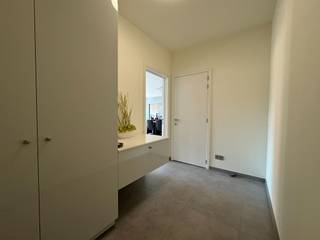 INDIEN U EEN BEZOEK WENST IN TE PLANNEN GELIEVE EEN BEZOEK AAN TE VRAGEN VIA tinne.van.mechelen@hillewaere.be.<br /><br />Een royaal appartement op toplocatie, met ruimte, rust en luxe. En dat op wandelafstand van het centrum van Turnhout.<br /><br />Welkom in residentie Groenendael, verscholen in één van de mooiste straatjes van Turnhout. Hier vind je een bijzonder ruim appartement van maar liefst 175 m², perfect voor wie houdt van comfort, licht en een kwalitatieve afwerking, zonder in te boeten aan rust of bereikbaarheid.<br /><br />Wat mag je verwachten?<br />Je betreedt het appartement via de inkomhal op de eerste verdieping (bereikbaar met trap of lift). Meteen een gevoel van ruimte: een vestiaire voor jassen en schoenen, een gastentoilet, en dan... die royale leefruimte. Grote ramen laten het daglicht volop binnen^en geven uit op een aangenaam overdekt terras, perfect voor een koffiepauze in de ochtend of een glaasje wijn bij valavond.<br /><br />De keuken ligt achter dubbele glazen deuren, en is volledig uitgerust: vaatwasser, koelkast met vriezer, inductiekookplaat, microgolf, oven. Alles netjes geïntegreerd en afgewerkt. Hier is ruimte genoeg voor een gezellige ontbijthoek of zelfs een grote familietafel. Airco? Check. Zowel in keuken als leefruimte.<br /><br />Aan de achterzijde bevinden zich twee volwaardige slaapkamers, allebei voorzien van ingebouwde kasten en rolluiken. De badkamer is ingedeeld met een ligbad met geïntegreerde douche, dubbele wastafel én tweede toilet. Verder is er nog een praktische wasruimte.<br /><br />En er is meer...<br />Een gigantische kelderberging en een private parkeerplaats zijn inbegrepen in de huurprijs.<br /><br />Enkele extra’s om niet te vergeten:<br />- Onmiddellijk beschikbaar<br />- Servicekosten: €100/maand<br />- Hoogwaardige materialen en afwerking<br />- Energiezuinig <br /><br />Een bemeubelde verhuur bespreekbaar (mits meerprijs), inclusief:<br />- Meubels, gordijnen, verlichting<br />- Potten, pannen, toaster<br />- Wasmachine, droogkast, stofzuiger<br />- Volledig uitgeruste slaapkamer met bed en matras<br />- Tuinstel voor op het terras<br />- TV