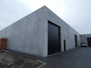 Recente loods, gunstig gelegen op het Industrieterrein Ringaert te Torhout, met vlotte toegang tot de uitvalswegen.<br />De loods heeft een oppervlakte van 225 m² en is toegankelijk via een automatische sectionaalpoort, een vluchtdeur is voorzien alsook sanitair. <br />Technisch: vloer in gepolierd beton, led-verlichting, lichtstraat (dakkoepel Skylux), elektriciteit (drijfkracht), regenwaterput 7000 l (met pomp). <br />Er zijn 2 bijhorende parkeerplaatsen.<br />Onroerende voorheffing (jaarlijks) en registratie huurcontract (éénmalig) ten laste van de huurder.