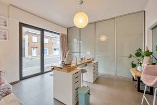 <p>Deze hedendaagse, energiezuinige gezinswoning biedt een unieke combinatie in comfort en moderne afwerking. Dankzij het recente renovatieproject geniet de woning van een frisse, eigentijdse uitstraling en een bijzonder gunstig energieverbruik. De leefruimtes zijn licht en aangenaam, met een logische indeling die perfect aansluit bij de noden van een modern gezin. Met vier volwaardige slaapkamers en een aparte praktijkruimte of bureau is er plaats genoeg voor zowel werk als ontspanning.</p>
<p>De woning beschikt over een volledig onderkelderde structuur, wat extra bergruimte biedt. De nieuwe ramen zorgen voor een strakke look en dragen bij aan het hoge wooncomfort. Buiten vindt u een onderhoudsvriendelijke tuin met terras en zwembad, ideaal om te genieten tijdens warme dagen. Dankzij de zonnige oriëntatie en de aanwezigheid van zonnepanelen blijft het energieverbruik bijzonder laag, wat deze woning extra aantrekkelijk maakt.</p>
<p> </p>
<p><span>TROEVEN: </span></p>
<p>* EPC B-label !</p>
<p>* Zonnepanelen</p>
<p>* Elektriciteit conform</p>
<p>* Laadpaal aanwezig</p>
<p>*Vier slaapkamers + bureau/praktijkruimte</p>
<p>* Nieuwe ramen</p>
<p>* Volledig onderkelderd<br />*inpandige studiokamer boven de garage</p>
<p> </p>
<p>Voor meer info of een bezoek: Contacteer Roxanne op het nummer: 09 232 21 50 of per mail: roxanne@cornelis-partners.be</p>