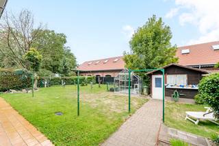 <p>Rustig wonen, zonder in te boeten aan bereikbaarheid? Deze open bebouwing uit 1987 is gelegen in een doodlopende straat, op wandelafstand van winkels, scholen en openbaar vervoer.</p>
<p>De woning biedt een degelijke basis, werd gebouwd met kwalitatieve materialen en beschikt over een praktische indeling met heel wat bijkomende ruimte. Vandaag zijn er twee slaapkamers, maar de ruime zolder biedt tal van mogelijkheden om extra slaapkamers, een bureau of hobbyruimte te creëren.</p>
<p>Ook buiten is er heel wat ruimte. De woning beschikt over een ruime tuin, garage en parkeerplaats.</p>
<p><strong>Indeling</strong></p>
<ul><li>Lichtrijke woonkamer</li><li>Functionele keuken</li><li>2 slaapkamers</li><li>Badkamer</li><li>Garage en parkeerplaats</li><li>Kelder met extra bergruimte</li><li>Ruime zolder met uitbreidingsmogelijkheden</li><li>Ruime tuin</li></ul>
<p><strong>Troeven</strong></p>
<ul><li>Rustige ligging in een doodlopende straat</li><li>Open bebouwing in een residentiële omgeving</li><li>Winkels, scholen en openbaar vervoer op wandelafstand</li><li>Degelijke bouwkwaliteit en solide basis</li><li>Ruime tuin</li><li>Veel praktische bergruimte</li><li>Mogelijkheid tot uitbreiding via de zolder</li></ul>
<p><strong>De woning is momenteel verhuurd.</strong></p>
<p>Interesse? Neem contact op met je ERA-makelaar voor meer informatie of een bezoek.</p>
<p><strong>JOUW DROOMHUIS. ZO GEVONDEN!</strong></p>