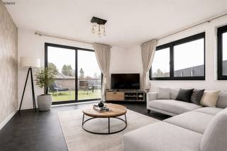 <p><span>Uitzonderlijk ruim dakappartement met 5 slaapkamers, overvloedige lichtinval en 2 zuidgerichte terrassen.</span></p><p><span>Op de derde verdieping van een kleinschalig en goed onderhouden gebouw bevindt zich dit bijzonder ruime dakappartement. Dankzij de grote raampartijen geniet de leefruimte met eetplaats van een overvloed aan natuurlijk licht en een aangenaam open gevoel. Vanuit de leefruimte heeft u directe toegang tot het zonnige, zuidgerichte terras de ideale plek om in alle rust te ontspannen.</span></p><p><span>De volledig uitgeruste keuken beschikt over een inductiekookplaat, dampkap, vaatwasser, microgolfoven, oven en koelkast, en biedt alle comfort voor wie graag kookt.</span></p><p><span>Het appartement telt maar liefst vijf volwaardige slaapkamers. Twee daarvan bevinden zich op de volledig ingerichte zolderverdieping, wat zorgt voor extra mogelijkheden zoals een bureau, hobbyruimte of speelkamer. Deze doordachte indeling maakt de woonst perfect geschikt voor een groot gezin of wie gewoon extra ruimte wenst.</span></p><p><span>De badkamer is uitgerust met een ligbad, douche en dubbel lavabomeubel. Verder zijn er een apart toilet en een ruime berging aanwezig.</span></p><p><span>Extra troef is de lift die rechtstreeks toegang geeft tot het appartement, wat zorgt voor optimaal comfort en privacy.</span></p><p><span>Rustig gelegen en toch vlot bereikbaar, op korte afstand van het centrum. Een garagebox is verplicht bij aan te kopen voor € 29.000.</span><span> </span></p><p><span> </span></p>